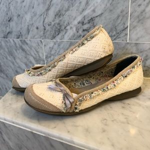 MUDD Ruler Floral Flats, Size US 10